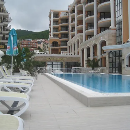 Admiral Apartment *