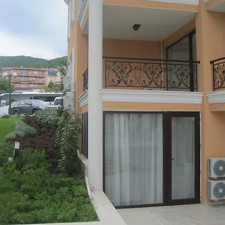 Admiral Apartment *